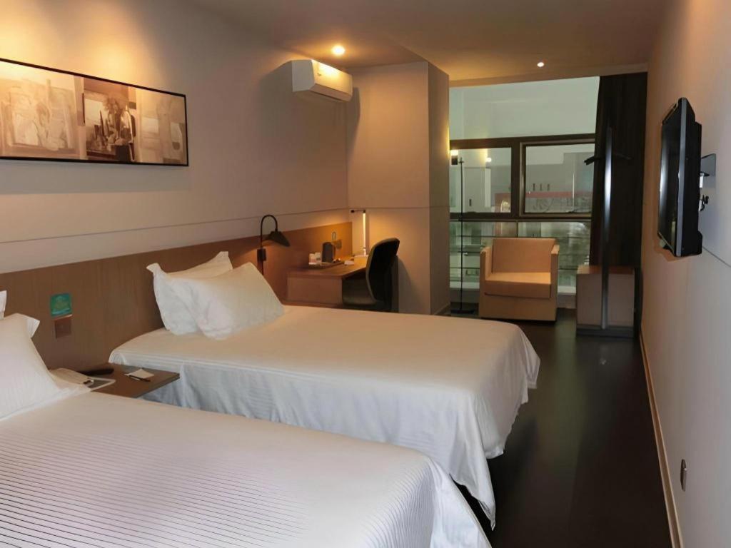 Jinjiang Select Fengxian Baolong Square North Yunhe Road 2*