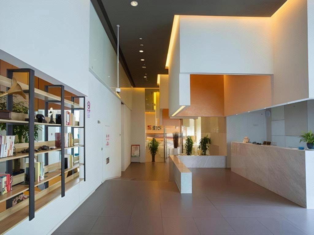 Jinjiang Select Fengxian Baolong Square North Yunhe Road Hotel 2*
