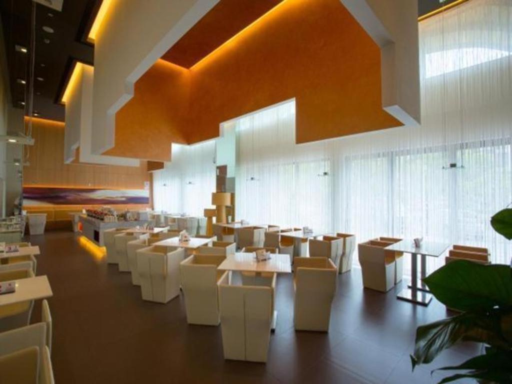 Jinjiang Select Fengxian Baolong Square North Yunhe Road 2*